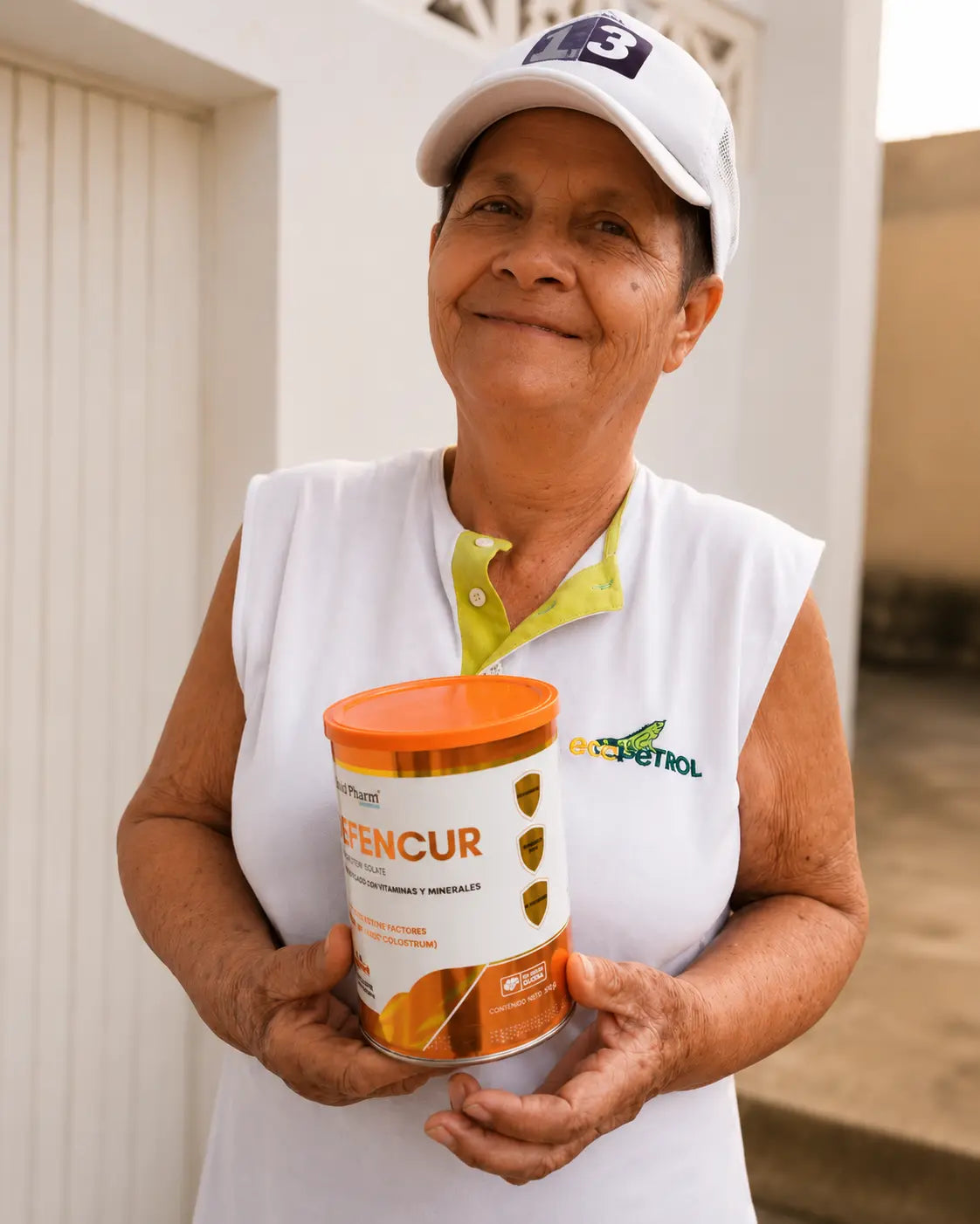 Persona adulta sosteniendo Defencur® Whey Protein Isolate como parte de una alimentación orientada al bienestar diario.
