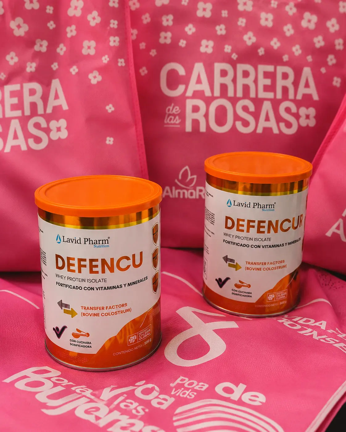 Envases de Defencur® Whey Protein Isolate durante un evento de promoción del bienestar y hábitos saludables.