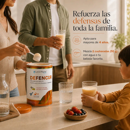 Familia preparando y consumiendo Defencur de Lavid Pharm durante el desayuno. Suplemento nutricional para mayores de 4 años que se mezcla con agua o la bebida favorita como parte de la rutina diaria.