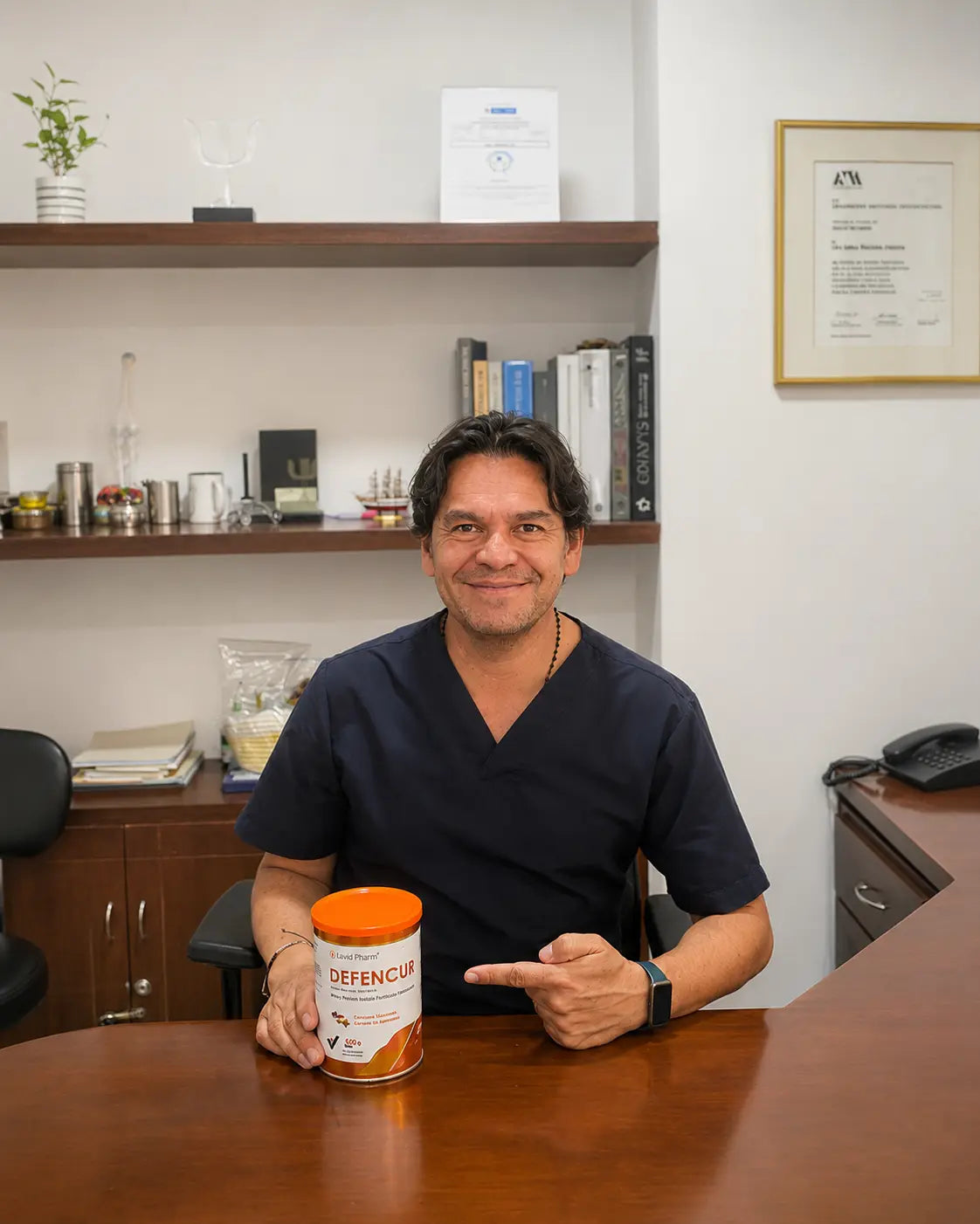Profesional de la salud presentando Defencur® Whey Protein Isolate en un consultorio médico.